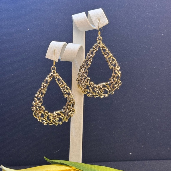 And Lovely Gold Tone Filigree Fish Hook Dangle Earrings - Picture 2 of 8